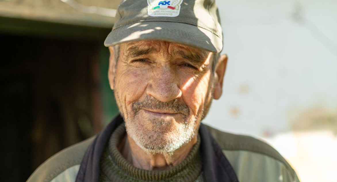 Singur și bătrân, domnul Dumitru are nevoie de ajutorul nostru!