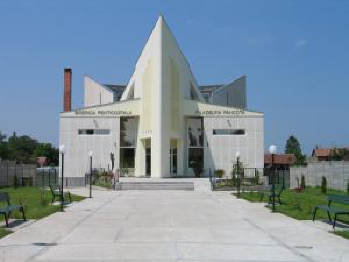Intrunire de tineret la Biserica Penticostala