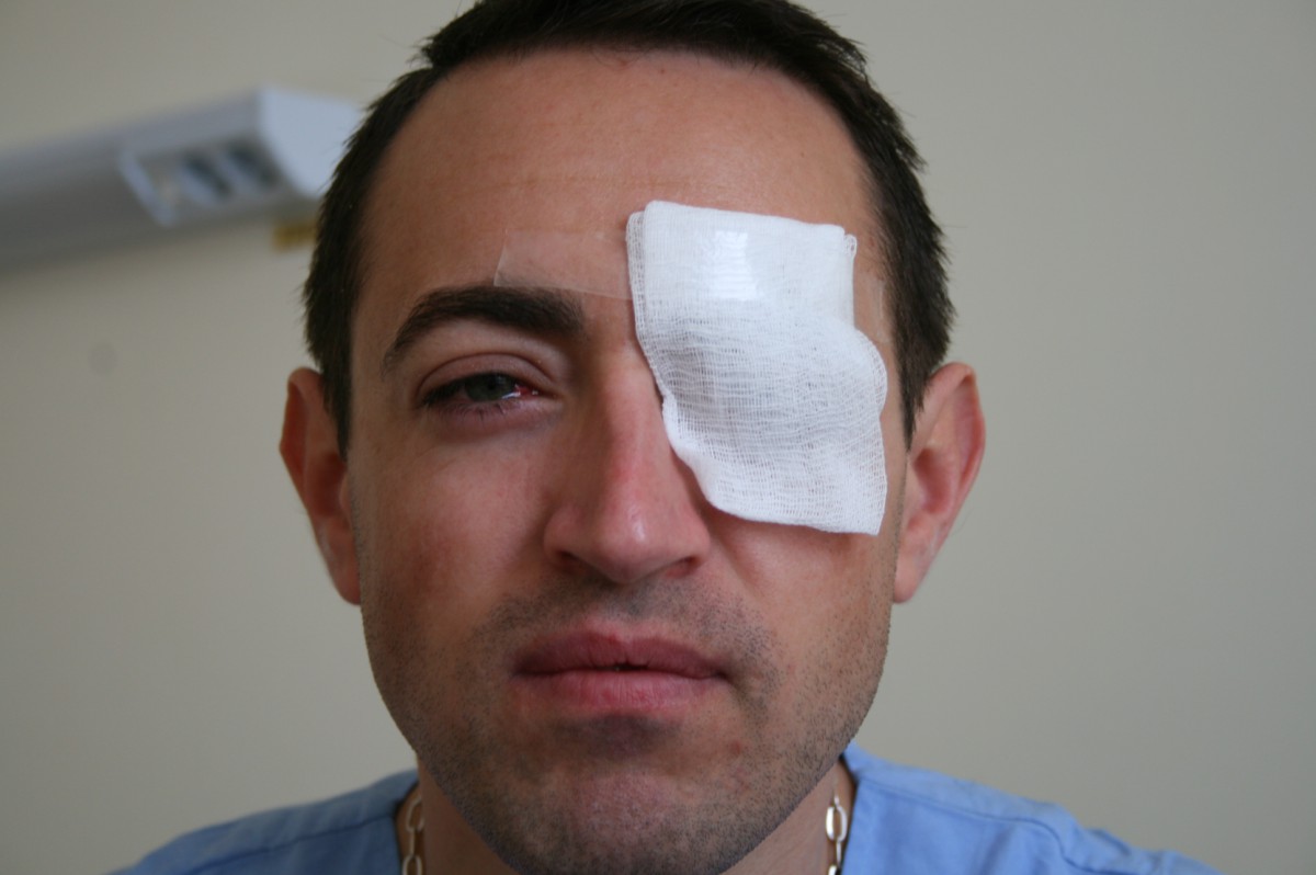 VEZI VIDEO DIN CLINICA - Primele operatii la ochi pentru Cristi UN SUCCES