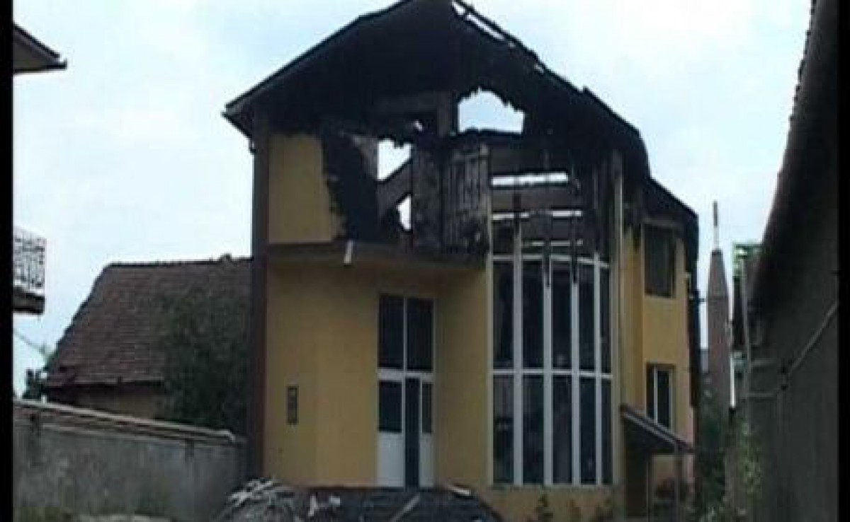 Aiud: Lăcaş de cult incendiat în toiul nopţii. Zvastici desenate pe pereţi