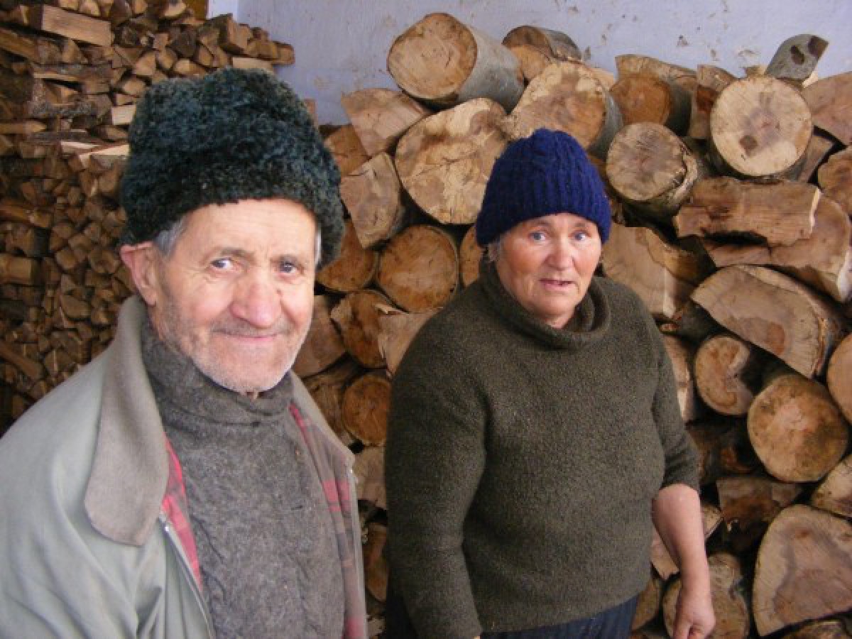 Ajuta un batran sa aiba cu ce se incalzi in aceasta iarna