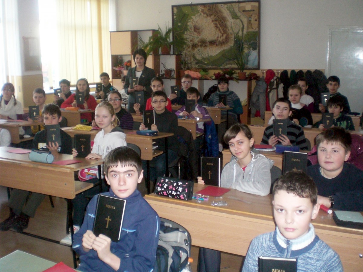 SALONTA - 1100 DE SUFLETE HRĂNITE CU SFÂNTA SCRIPTURĂ