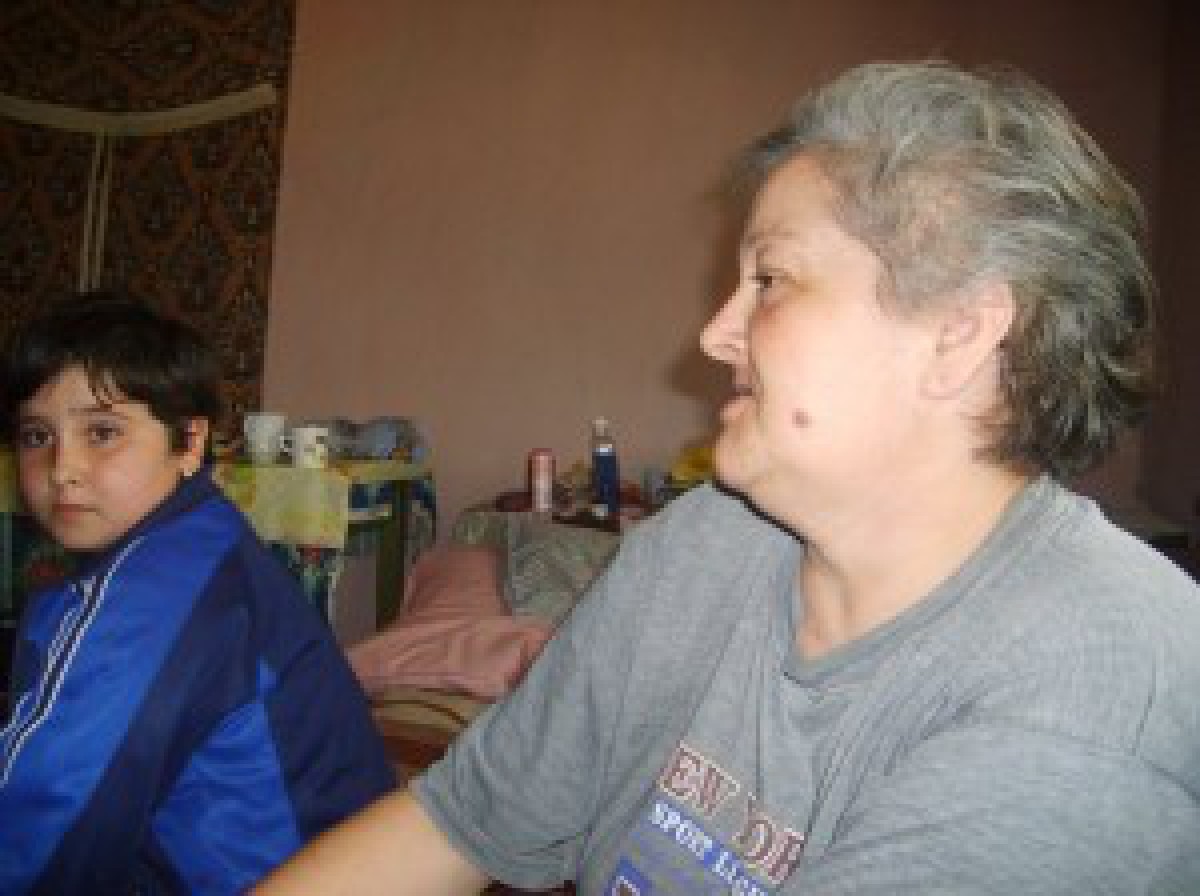 VEZI FOTO – Ajuta o mama singura sa isi poata creste fetita. Doamna Aurelia are nevoie de proteza pentru picior
