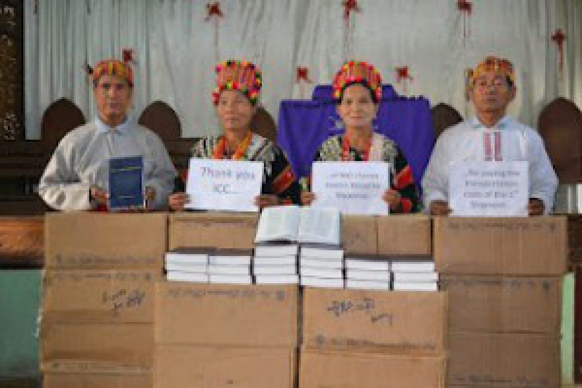 Creștinii din Myanmar au primit Biblii traduse în limba lor