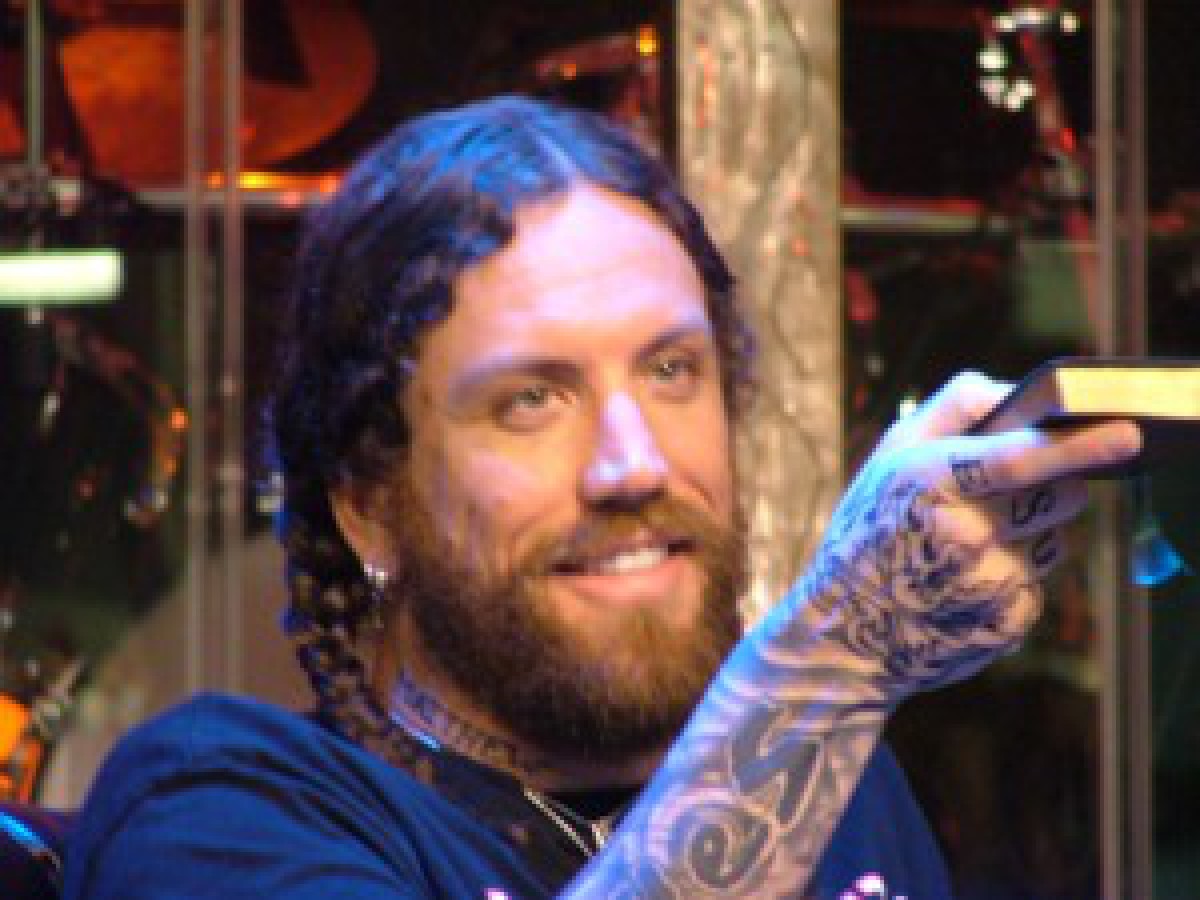 Brian Welch, un fost star rocker satanist mărturisește că Dumnezeu este Creatorul