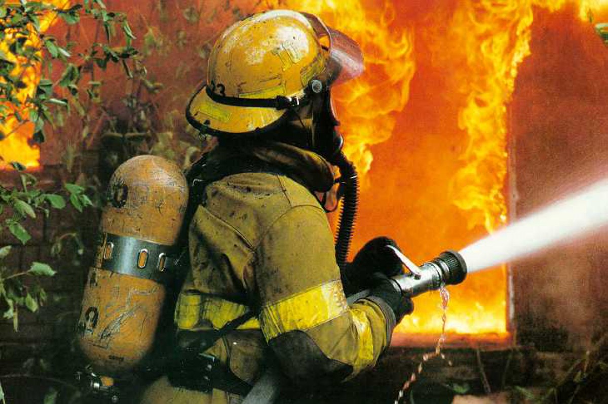 O familie de crestini cu 3 copii au ramas sub cerul liber in urma unui incendiu devastator