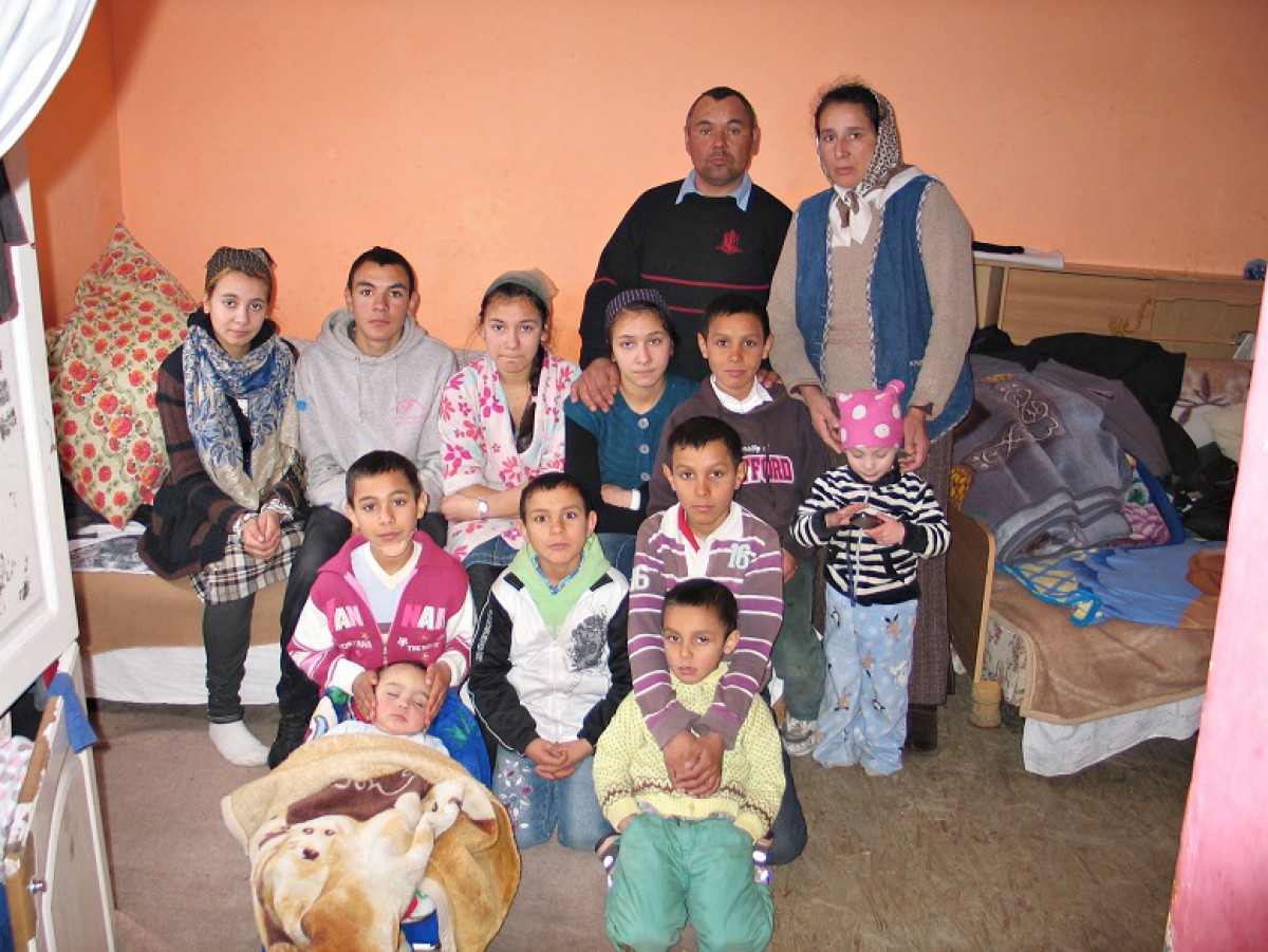DONEAZA UN PAT–12 copii dintr-o familie penticostala dorm pe jos (vezi foto)