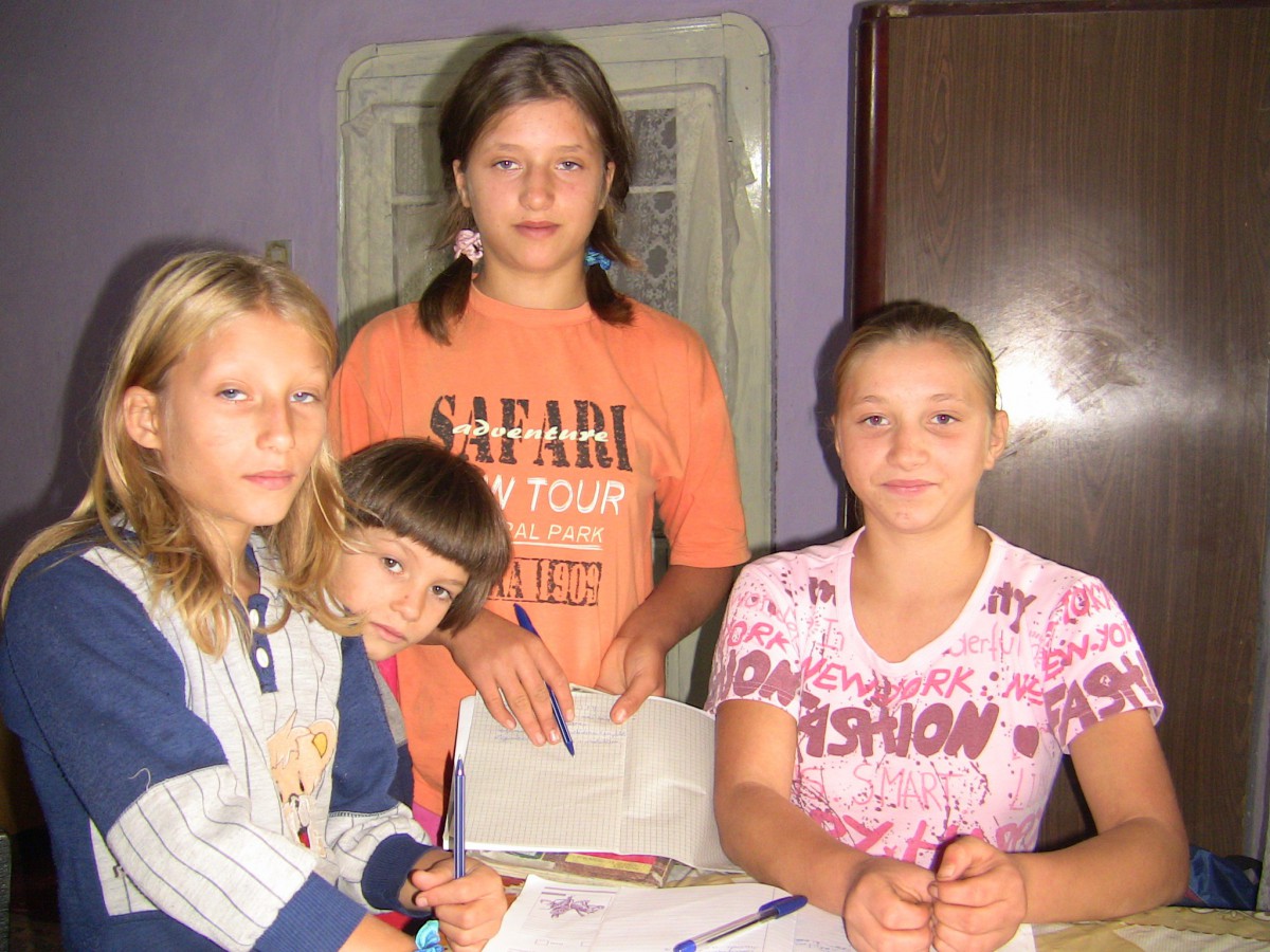 Ajuta 4 fetite orfane de ambii parinti sa aiba o locuinta si lemne de foc pentru iarna