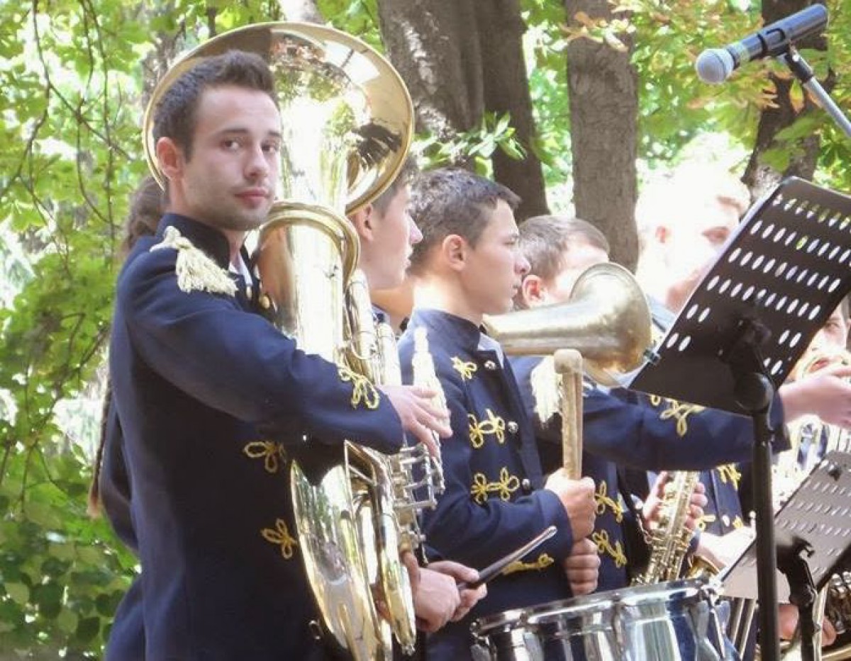 Fii o minune de Crăciun! Dăruiește un viitor fericit!