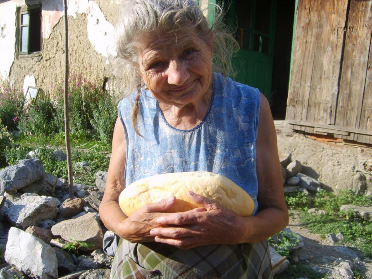 Ajuta de Paste cu alimente: copii orfani, mame vaduve, familii sarace si batrani singuri