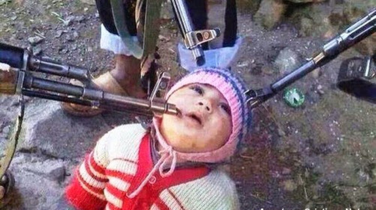 Fotografia socanta a unui copil crestin, ingrozit si amenintat cu armele, denota intoleranta religioasa a islamistilor!