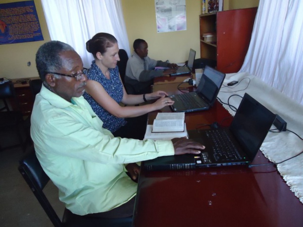 Traducerea continuă în ciuda conflictelor armate din vară – Etiopia +VIDEO