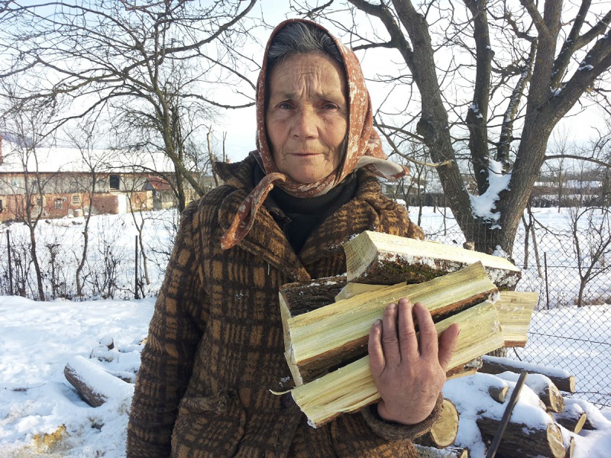 O batranica saraca a primit lemne de foc, un pat si o soba noua cu ocazia Sarbatorilor de Iarna