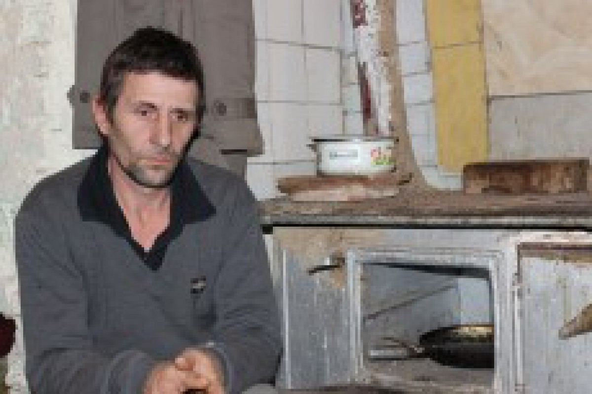 O familie saraca care locuieste intr-o baraca a primit lemne de foc, alimente si paine
