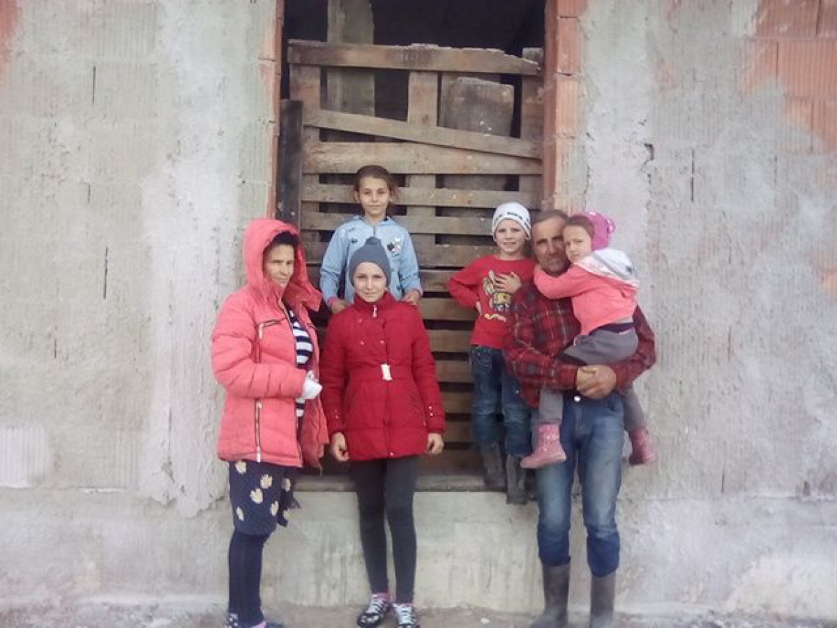 Familie de frati penticostali cu 6 copii au nevoie urgenta de 5 geamuri si 6 usi
