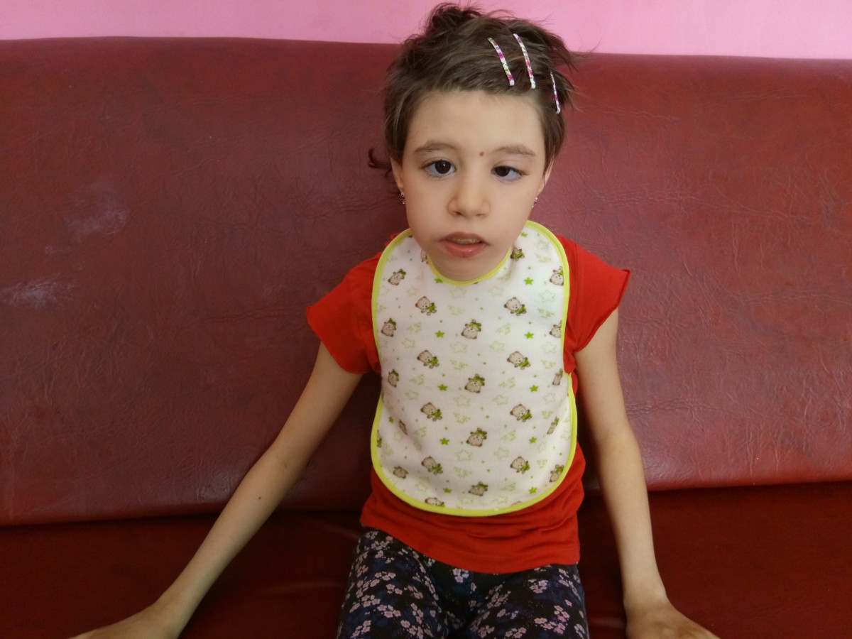 Doneaza 2 Euro prin SMS la 8829 si ajut-o pe Mihaela sa poata spune ,,MAMA''