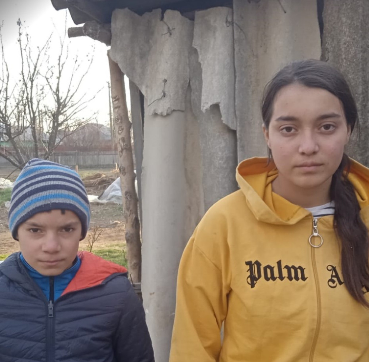 În secolul 21, o fetiță premiantă trăiește alături de familia ei într-o locuință fără curent și fără apă!