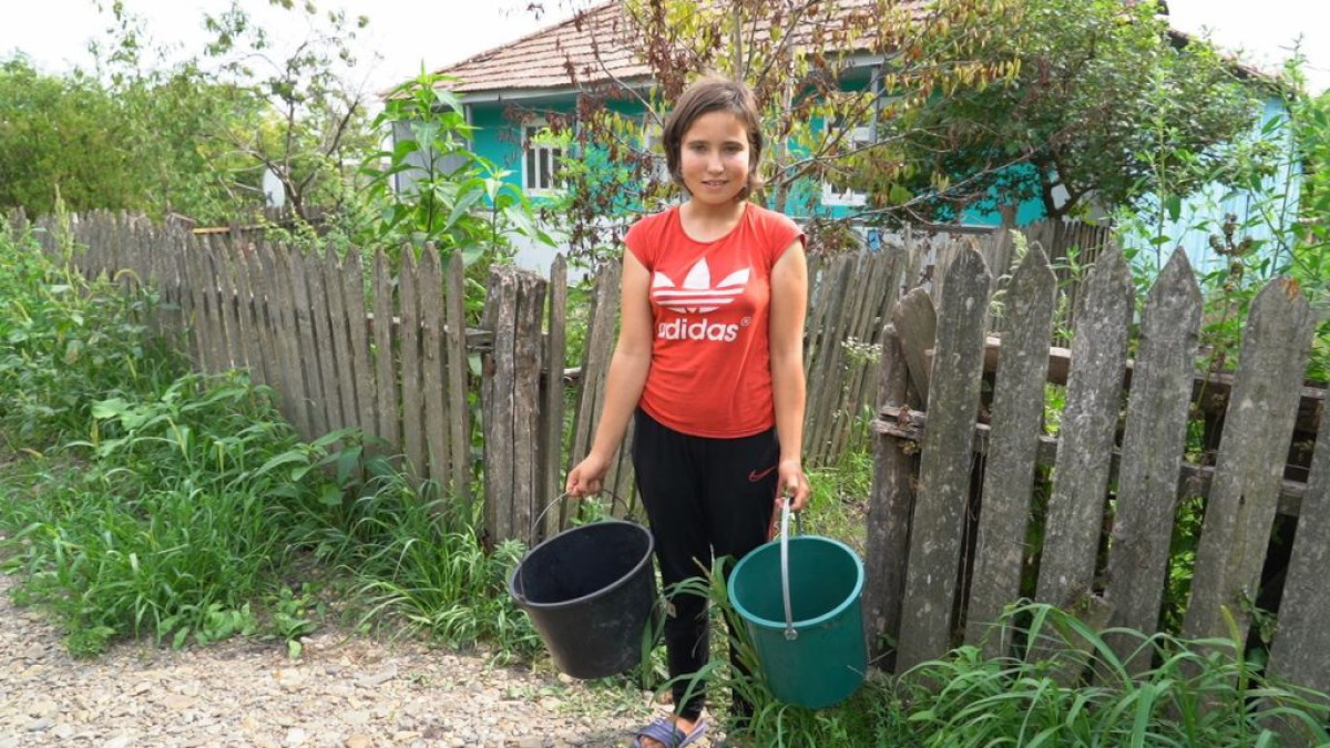 Florentina, orfană de mamă, are nevoie de alimente, de lemne pentru foc și de o văcuță