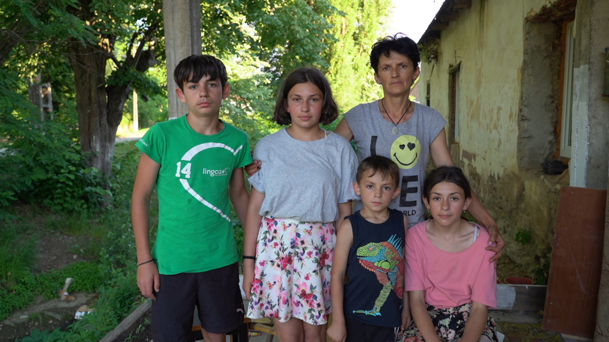O casuță pentru cei 6 copii rămași orfani după ce tatăl lor a murit subit în urma unui infarct