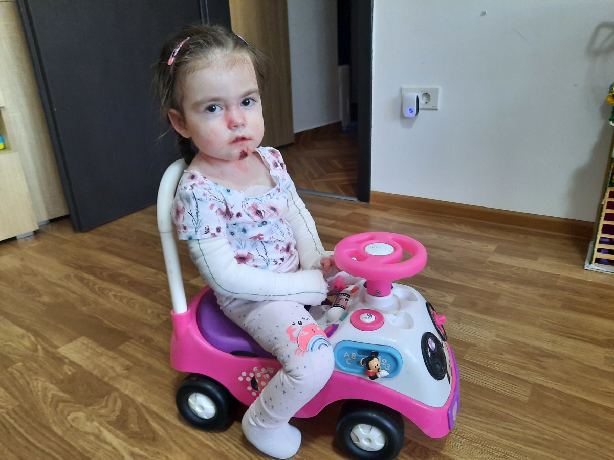 Donează 2 EURO prin SMS. Ilinca suferă de Epidermoliză buloasă!