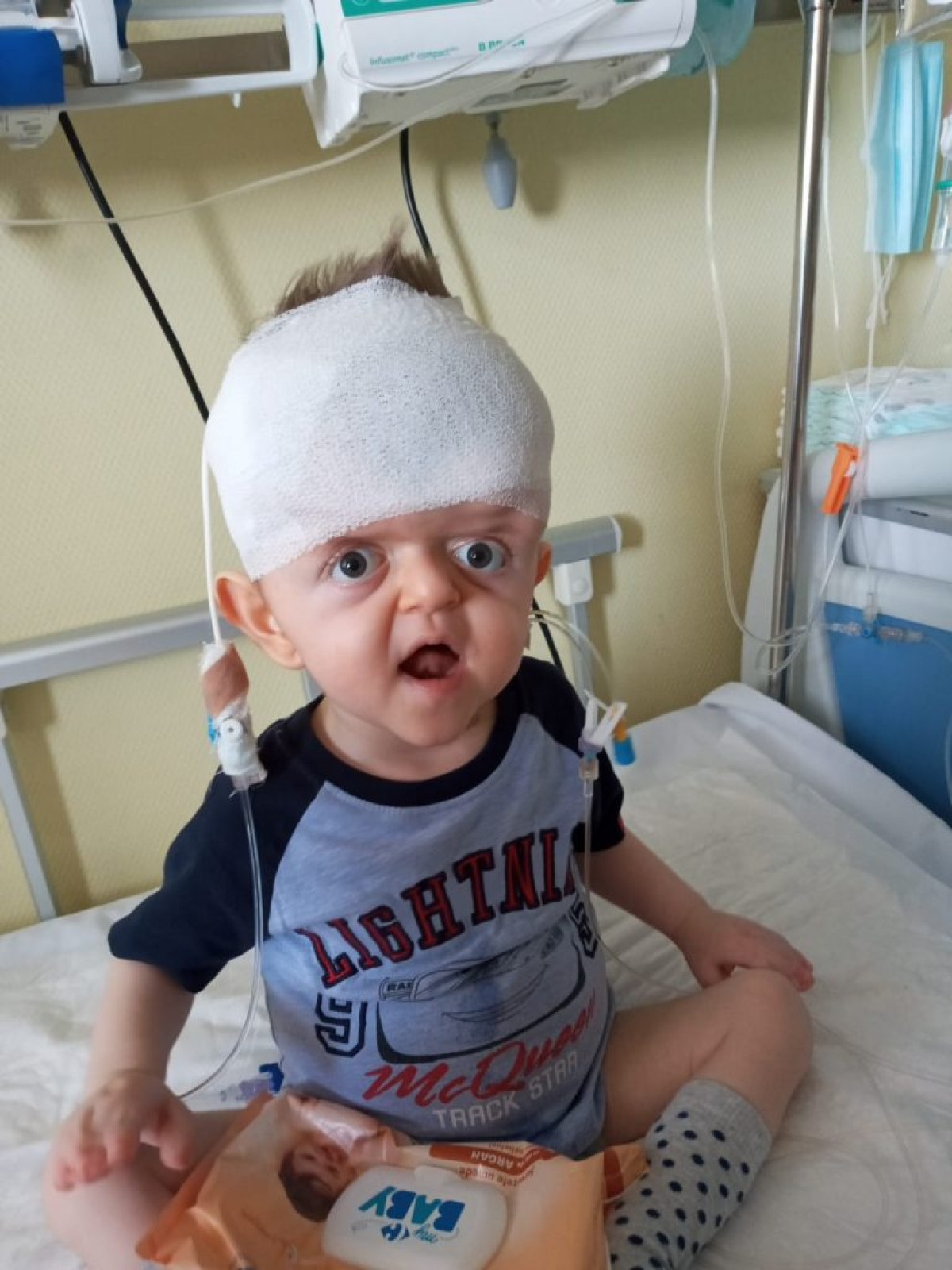 La 3 anișori, cu 6 operații pe creier! Alină suferința unui copilaș!