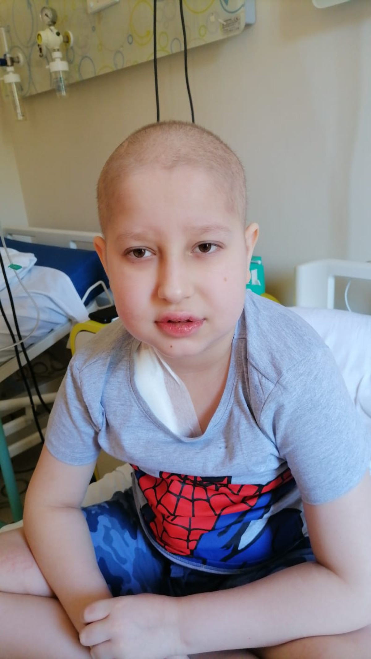 Este orfan de tată iar Leucemia i-a distrus copilăria!