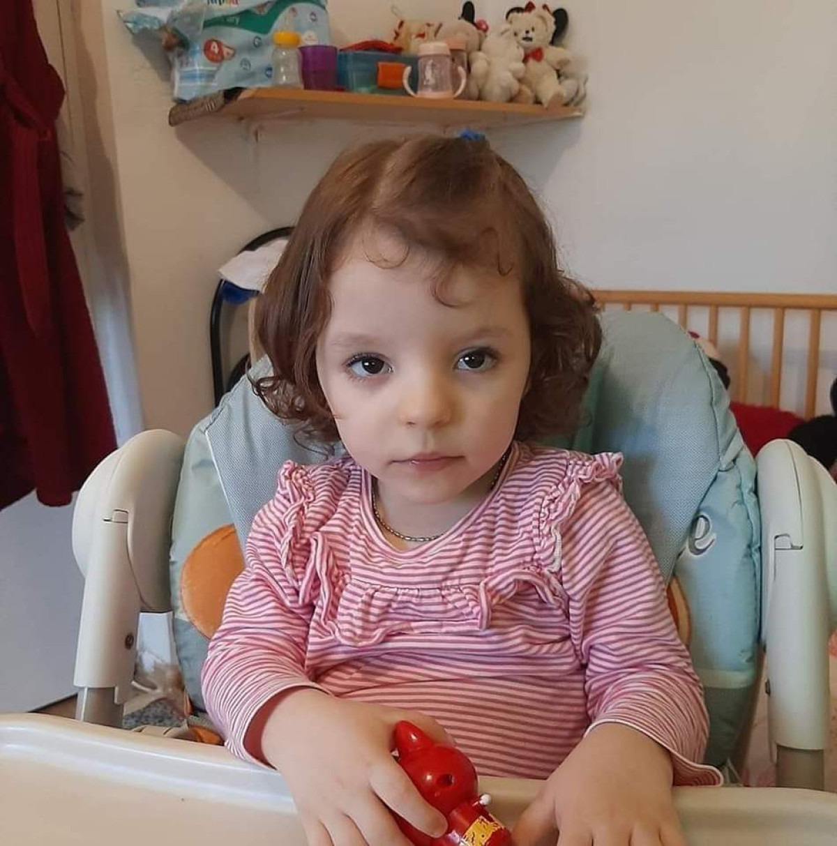 Evelin suferă de mai multe boli grave. Fetița are nevoie de fonduri pentru tratamentele pe care părinții nu i le pot oferi !